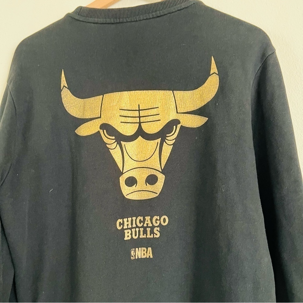 NBA Men's Black/Gold Chicago Bulls Sweater Size Large - Picture 6 of 8